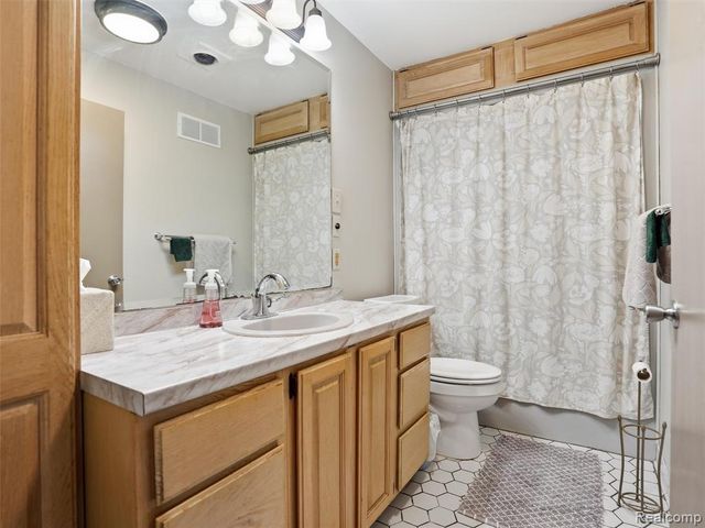 37843 Emery Street, Clinton Township, MI 48036