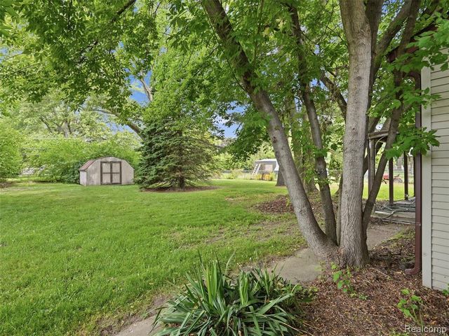 37843 Emery Street, Clinton Township, MI 48036