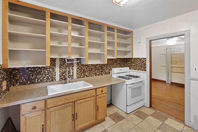 9495 Lakepointe Street, Detroit, MI 48224