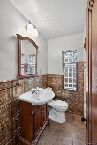 9495 Lakepointe Street, Detroit, MI 48224