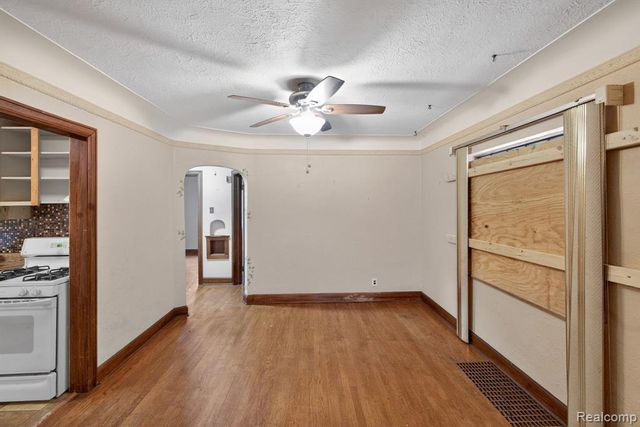 9495 Lakepointe Street, Detroit, MI 48224