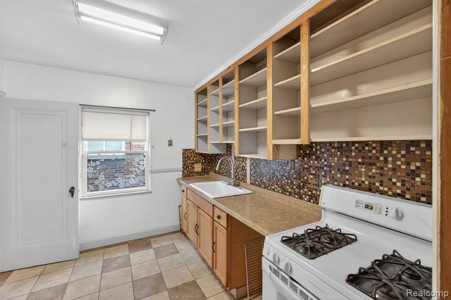 9495 Lakepointe Street, Detroit, MI 48224