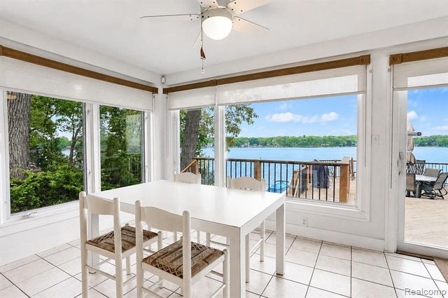 3961 Lakewood Drive, Waterford, MI 48329