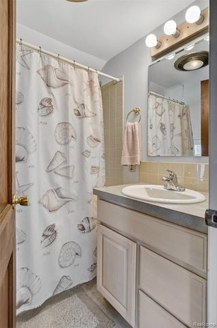 3961 Lakewood Drive, Waterford, MI 48329
