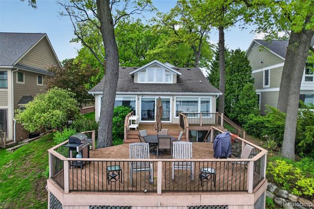 3961 Lakewood Drive, Waterford, MI 48329