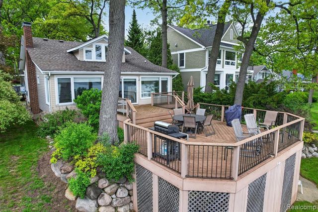 3961 Lakewood Drive, Waterford, MI 48329