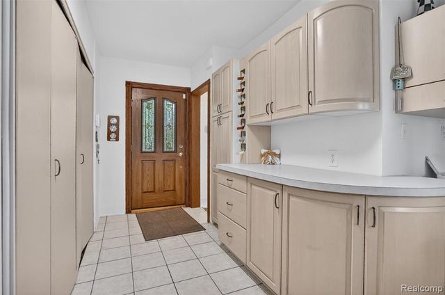 3961 Lakewood Drive, Waterford, MI 48329