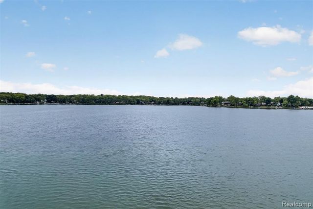 3961 Lakewood Drive, Waterford, MI 48329