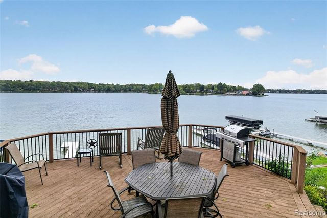 3961 Lakewood Drive, Waterford, MI 48329