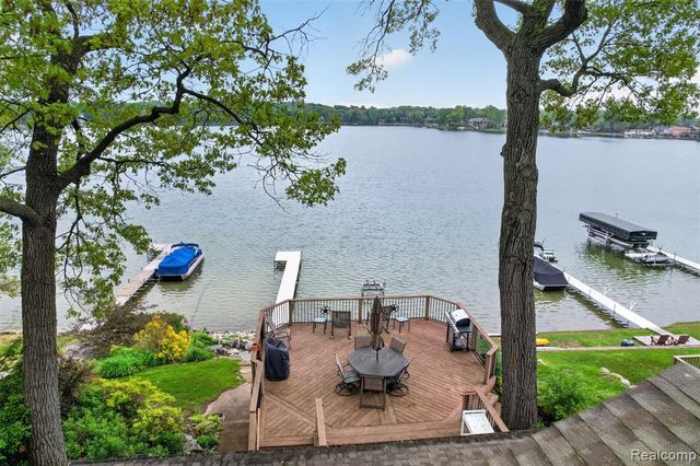3961 Lakewood Drive, Waterford, MI 48329