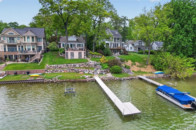 3961 Lakewood Drive, Waterford, MI 48329
