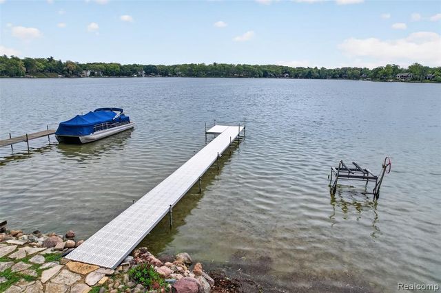 3961 Lakewood Drive, Waterford, MI 48329