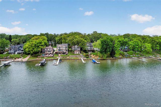 3961 Lakewood Drive, Waterford, MI 48329