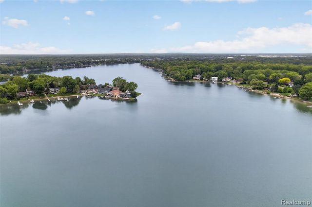 3961 Lakewood Drive, Waterford, MI 48329