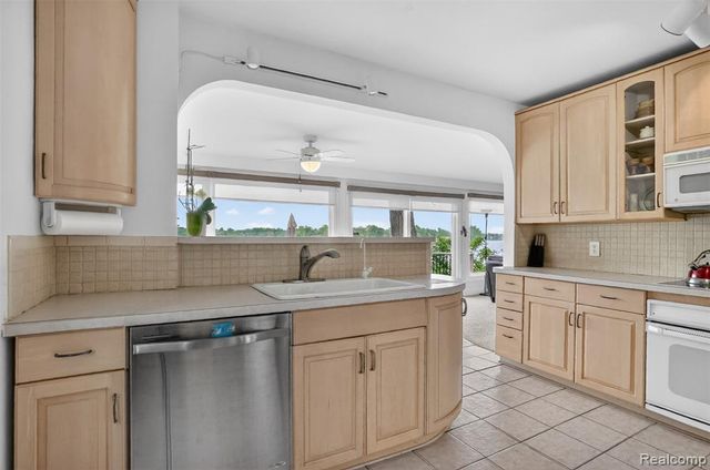 3961 Lakewood Drive, Waterford, MI 48329
