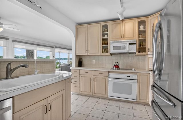 3961 Lakewood Drive, Waterford, MI 48329