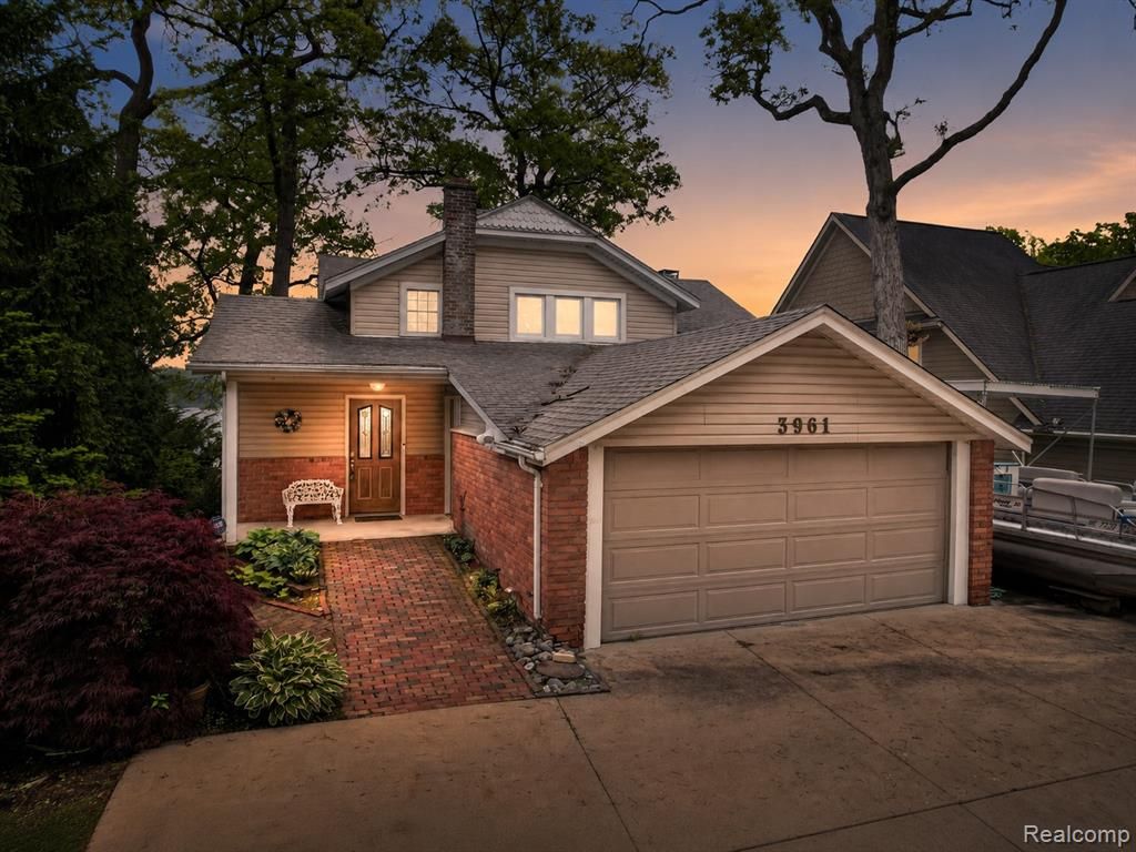 3961 Lakewood Drive, Waterford, MI 48329