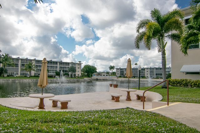 2562 N Garden Drive N 308, Lake Worth, FL 33461