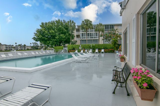 2562 N Garden Drive N 308, Lake Worth, FL 33461