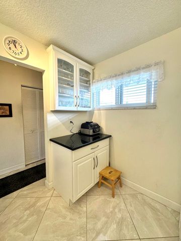 2562 N Garden Drive N 308, Lake Worth, FL 33461