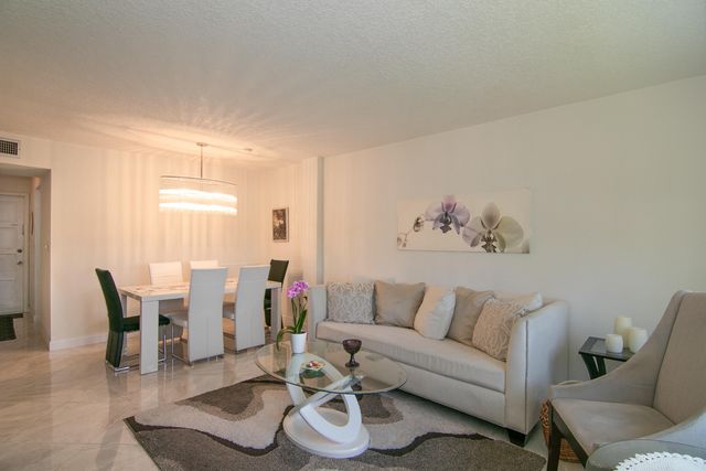 2562 N Garden Drive N 308, Lake Worth, FL 33461