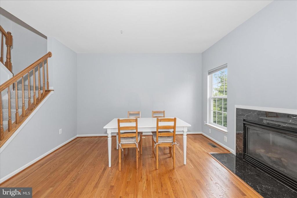 Image 10 of property listing at 21 INKBERRY CIR, Gaithersburg, MD 20877