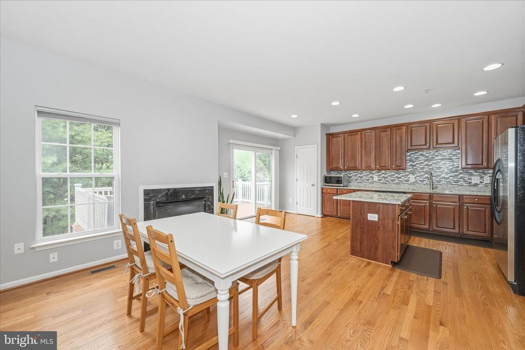 Image 11 of property listing at 21 INKBERRY CIR, Gaithersburg, MD 20877