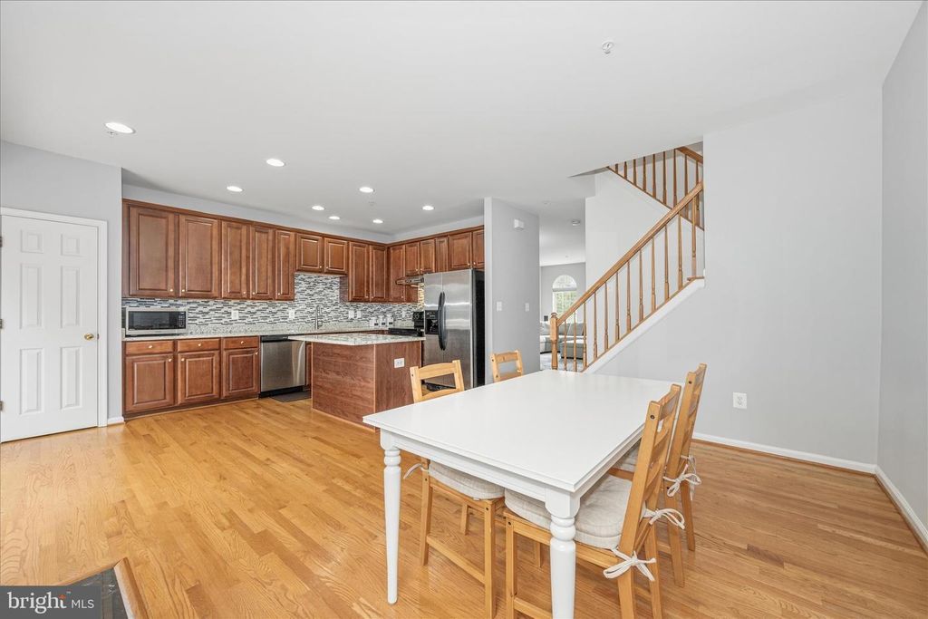 Image 12 of property listing at 21 INKBERRY CIR, Gaithersburg, MD 20877