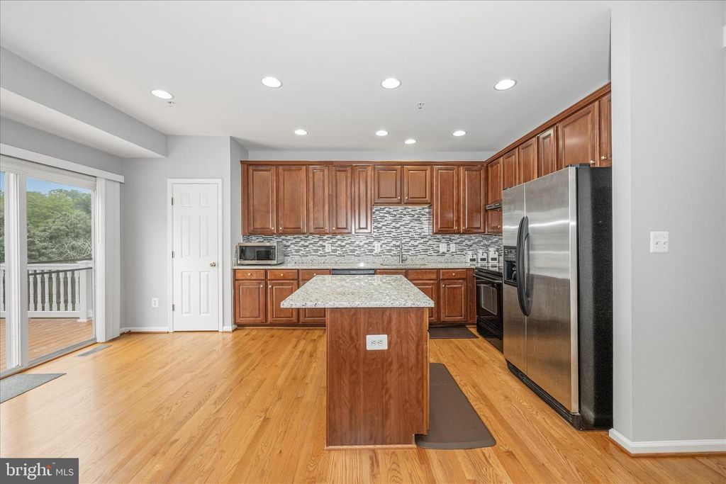 Image 14 of property listing at 21 INKBERRY CIR, Gaithersburg, MD 20877