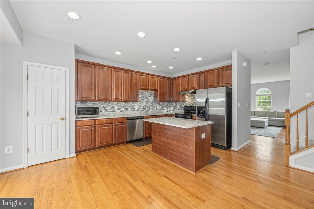 Image 15 of property listing at 21 INKBERRY CIR, Gaithersburg, MD 20877