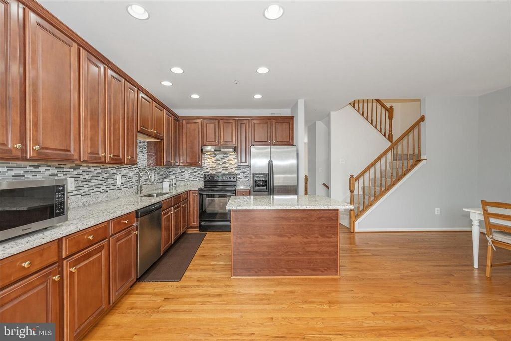 Image 16 of property listing at 21 INKBERRY CIR, Gaithersburg, MD 20877
