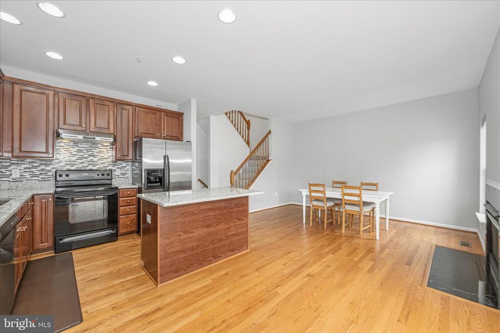 Image 17 of property listing at 21 INKBERRY CIR, Gaithersburg, MD 20877