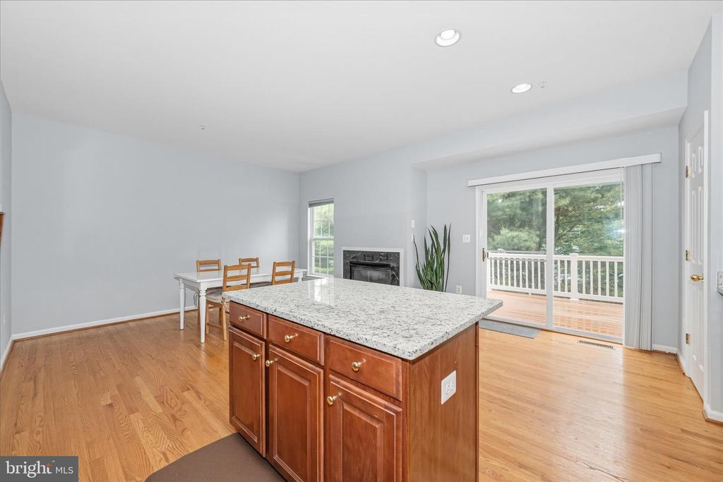 Image 20 of property listing at 21 INKBERRY CIR, Gaithersburg, MD 20877