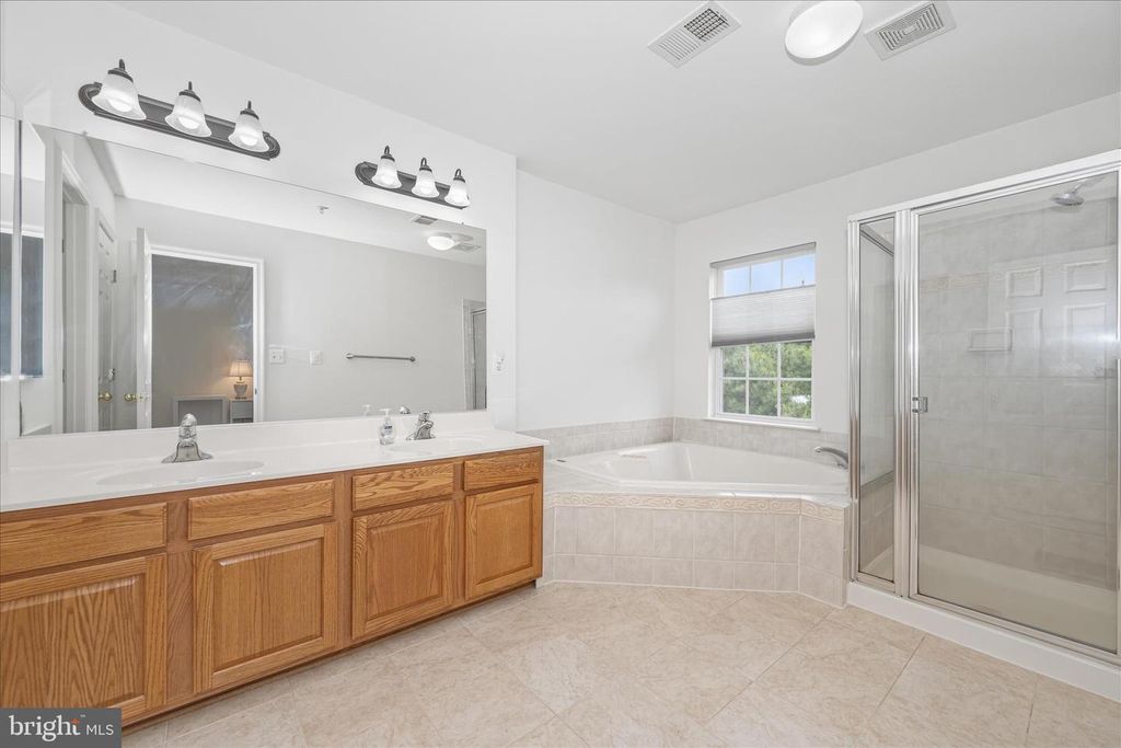 Image 31 of property listing at 21 INKBERRY CIR, Gaithersburg, MD 20877