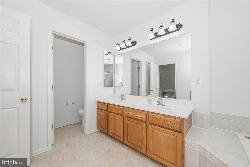 Image 33 of property listing at 21 INKBERRY CIR, Gaithersburg, MD 20877