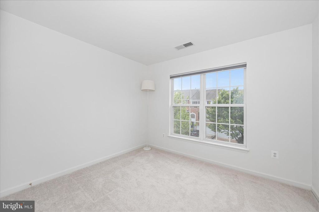 Image 35 of property listing at 21 INKBERRY CIR, Gaithersburg, MD 20877