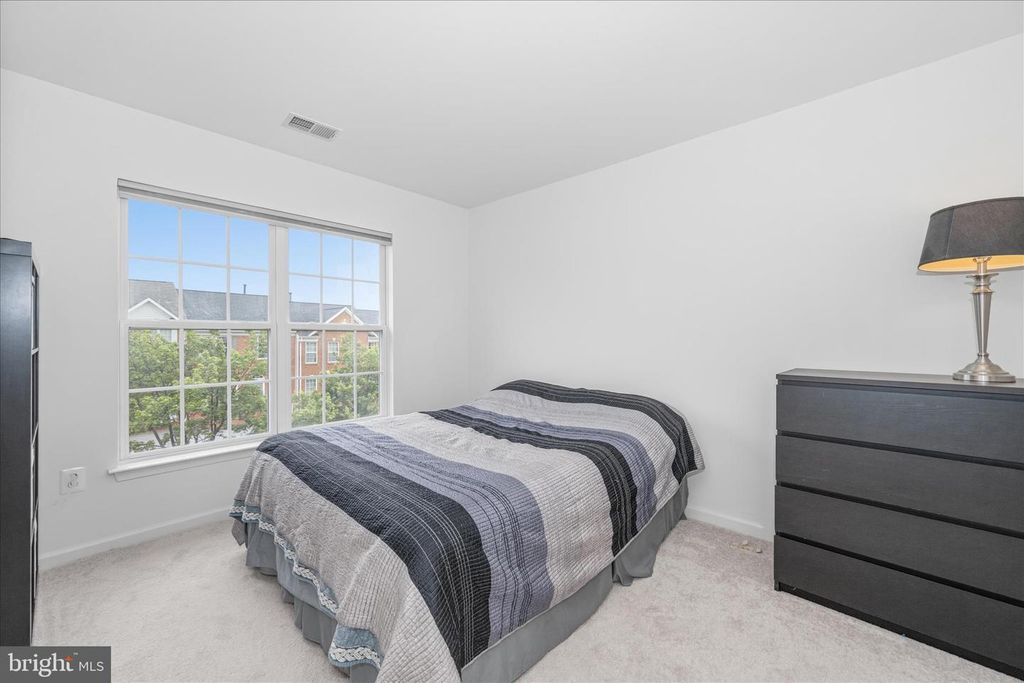 Image 37 of property listing at 21 INKBERRY CIR, Gaithersburg, MD 20877