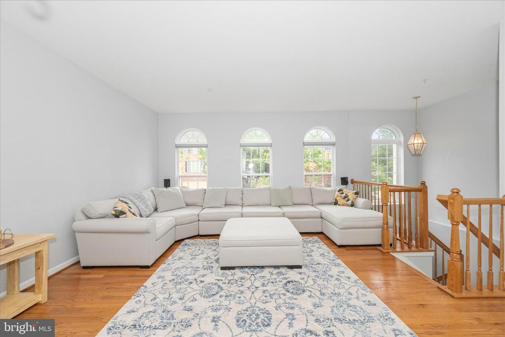 Image 5 of property listing at 21 INKBERRY CIR, Gaithersburg, MD 20877