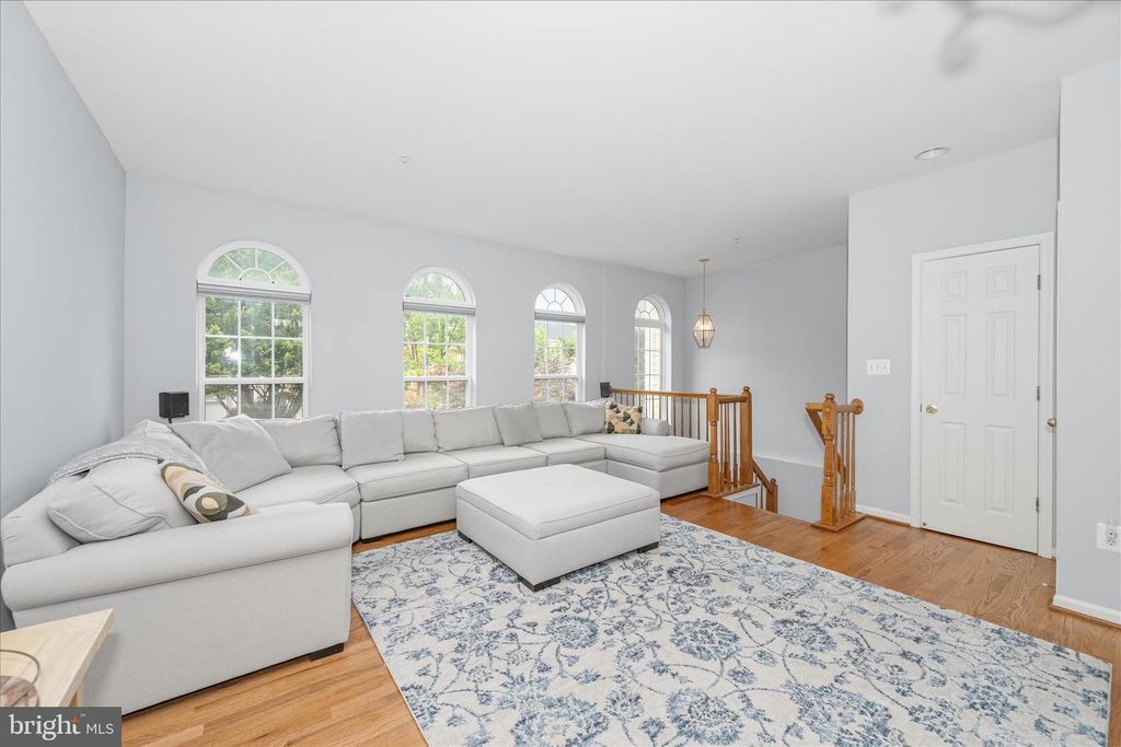 Image 6 of property listing at 21 INKBERRY CIR, Gaithersburg, MD 20877