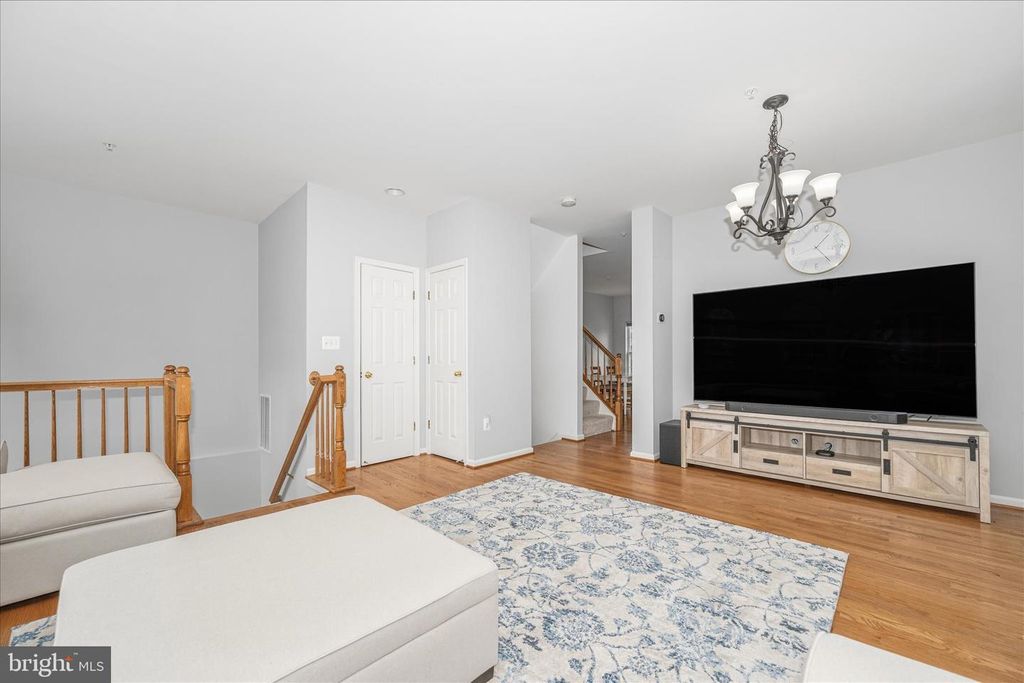 Image 7 of property listing at 21 INKBERRY CIR, Gaithersburg, MD 20877