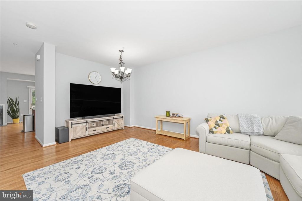 Image 8 of property listing at 21 INKBERRY CIR, Gaithersburg, MD 20877