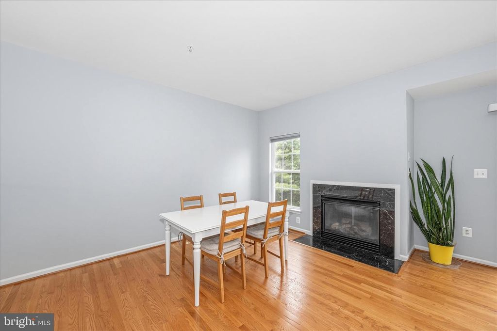 Image 9 of property listing at 21 INKBERRY CIR, Gaithersburg, MD 20877
