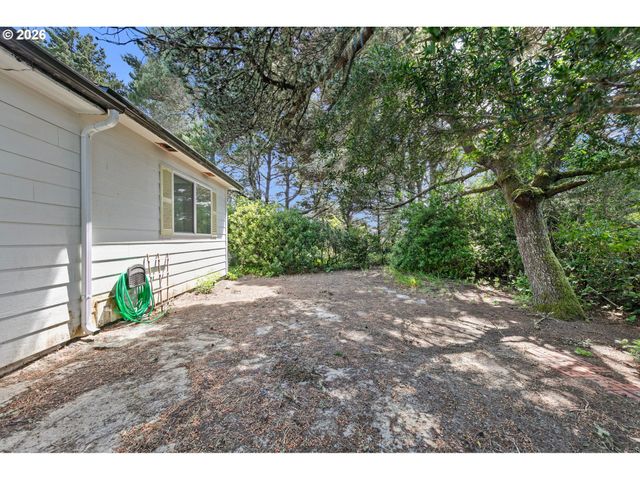 1600 RHODODENDRON Dr 429, Florence, OR 97439