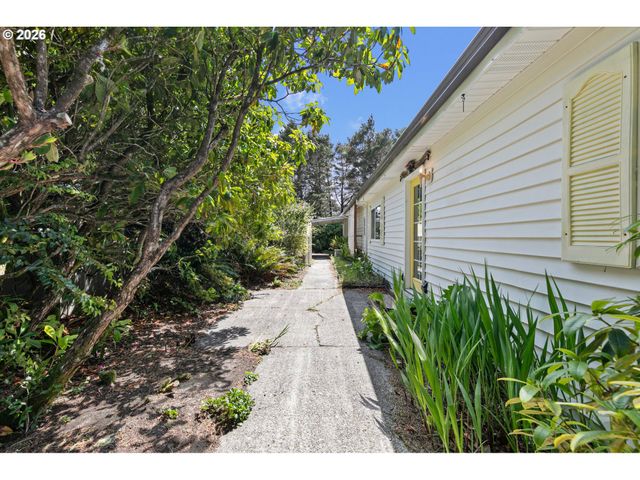 1600 RHODODENDRON Dr 429, Florence, OR 97439