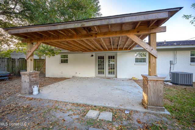 201 Audrey Circle, Ocean Springs, MS 39564