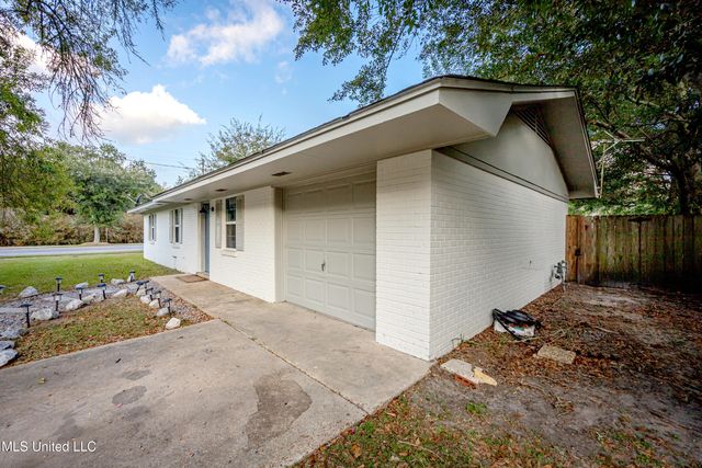 201 Audrey Circle, Ocean Springs, MS 39564
