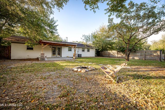 201 Audrey Circle, Ocean Springs, MS 39564