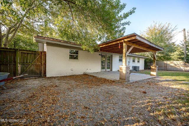 201 Audrey Circle, Ocean Springs, MS 39564