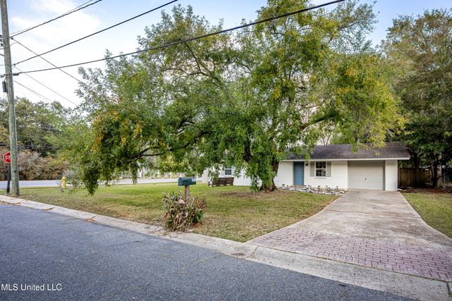 201 Audrey Circle, Ocean Springs, MS 39564