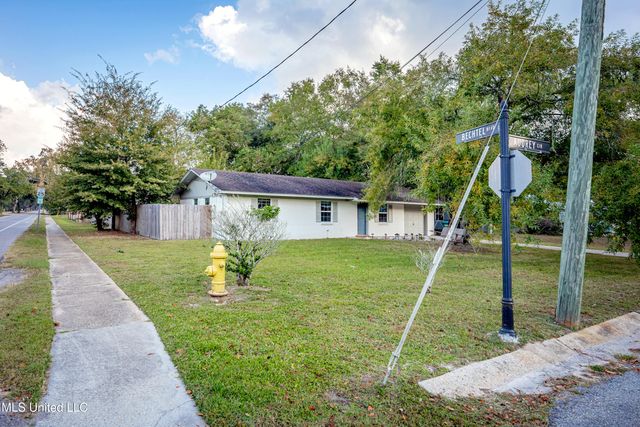 201 Audrey Circle, Ocean Springs, MS 39564